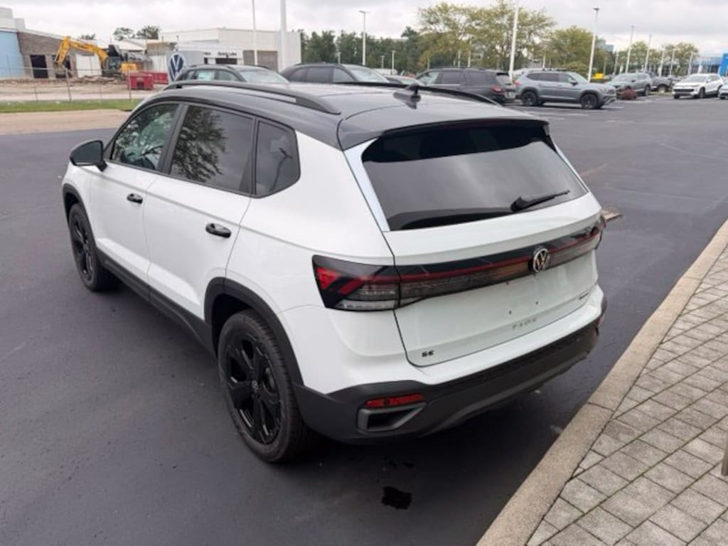 New 2027 Volkswagen Taos 1.5T SE Black SUV