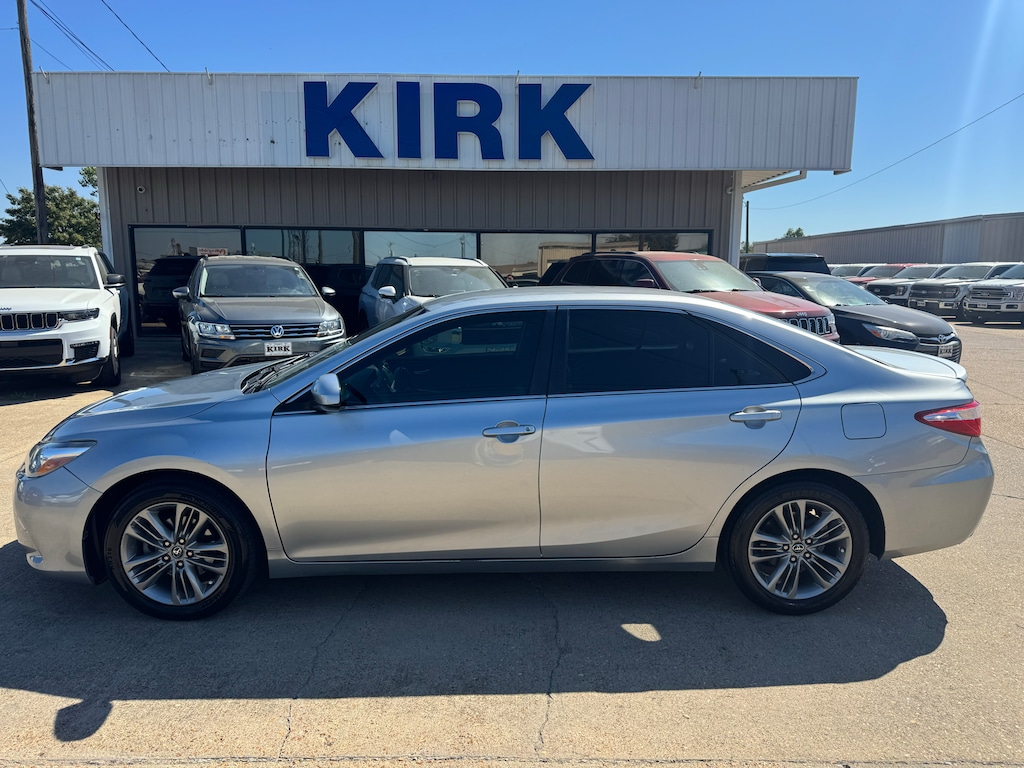 Used 2017 Toyota Camry SE Sedan