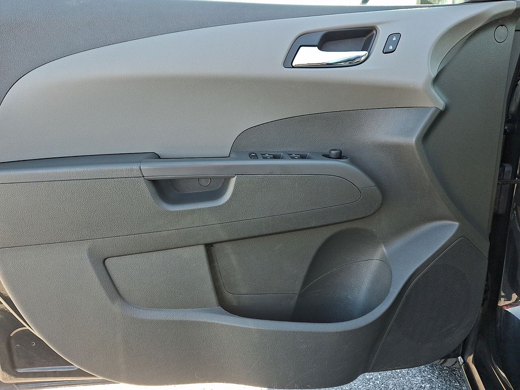2015 Chevrolet Sonic LT - Photo 10