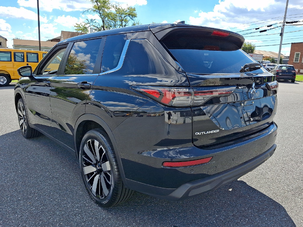 Used 2025 Mitsubishi Outlander SE SUV