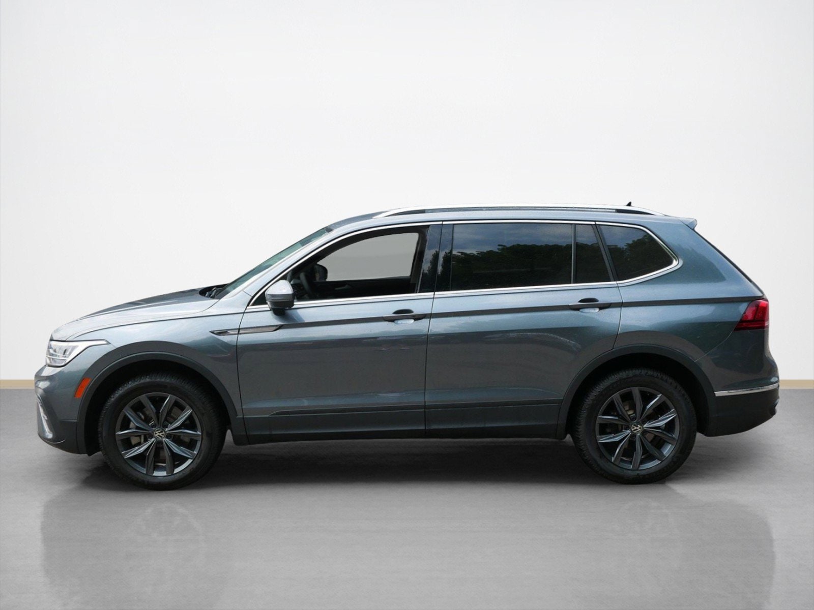 Used 2022 Volkswagen Tiguan SE with VIN 3VV2B7AX9NM131957 for sale in Maplewood, Minnesota