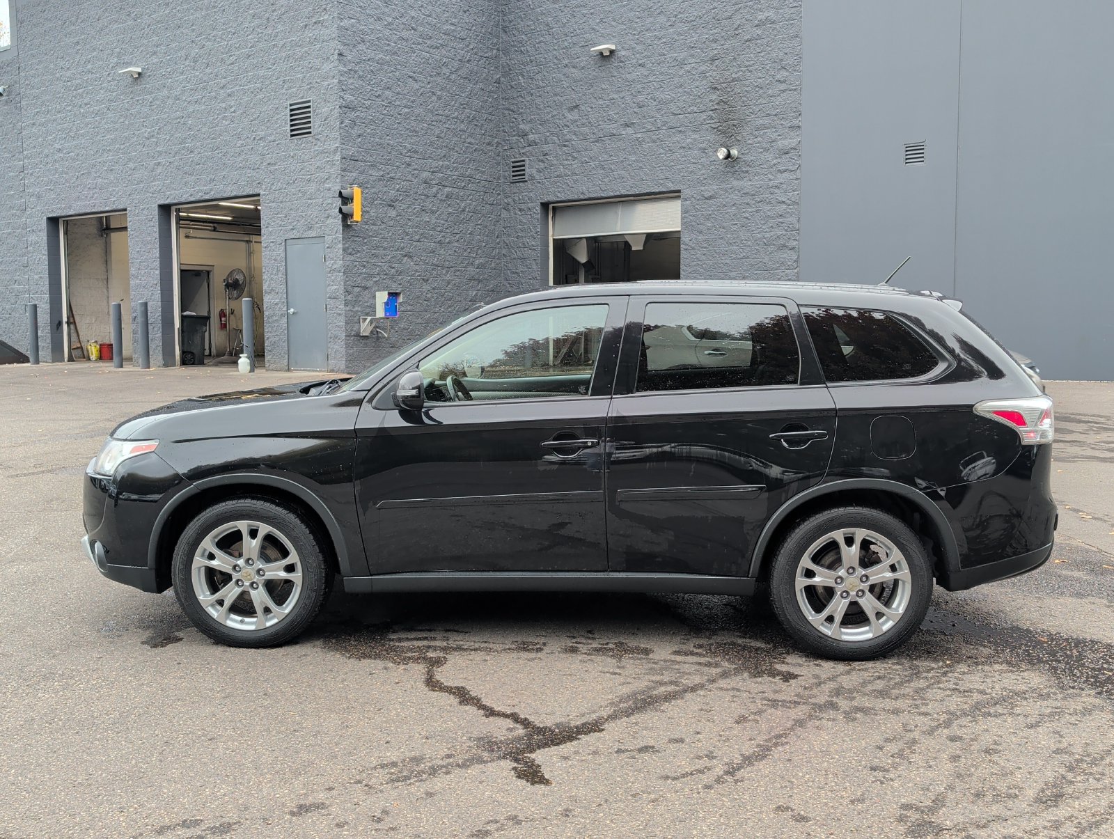 Used 2015 Mitsubishi Outlander SE with VIN JA4AZ3A39FZ005300 for sale in Maplewood, Minnesota