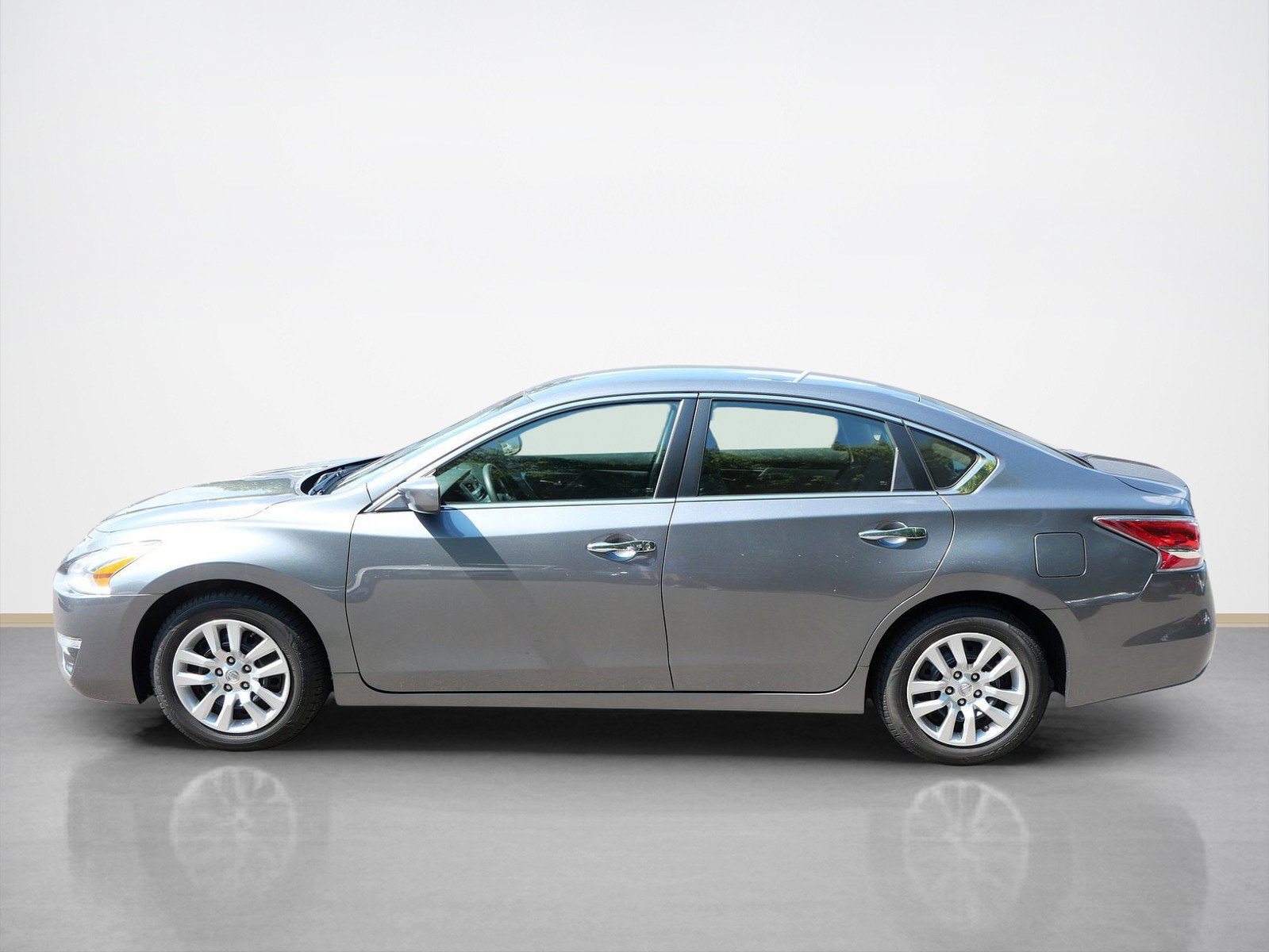 Used 2015 Nissan Altima S with VIN 1N4AL3AP2FN884890 for sale in Maplewood, Minnesota
