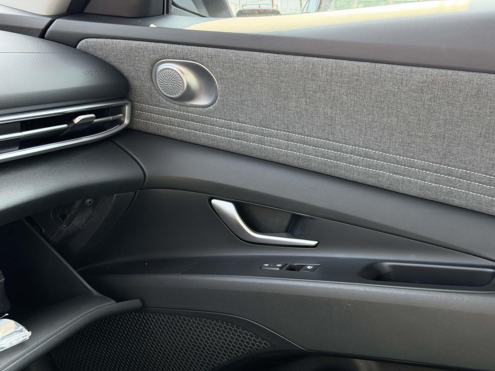 2025 Hyundai Elantra Limited - Photo 40