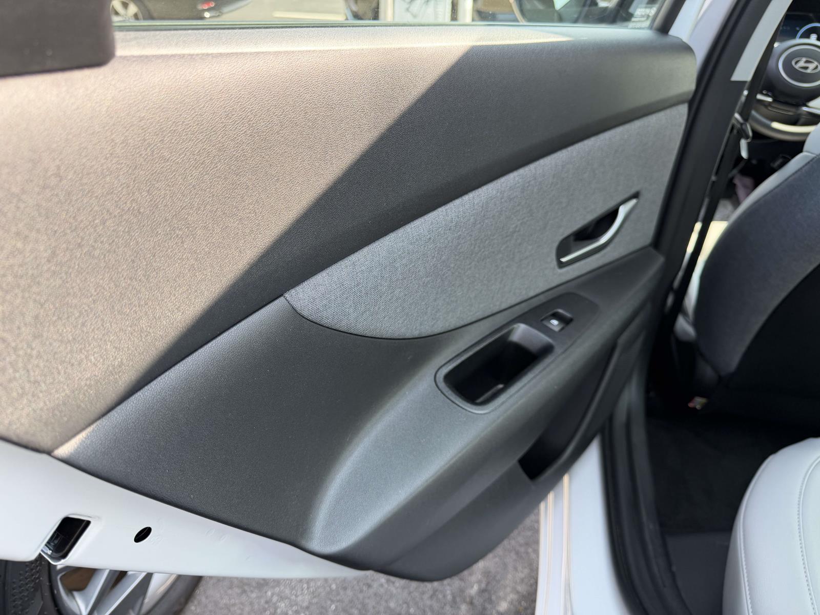 2025 Hyundai Elantra Limited - Photo 12