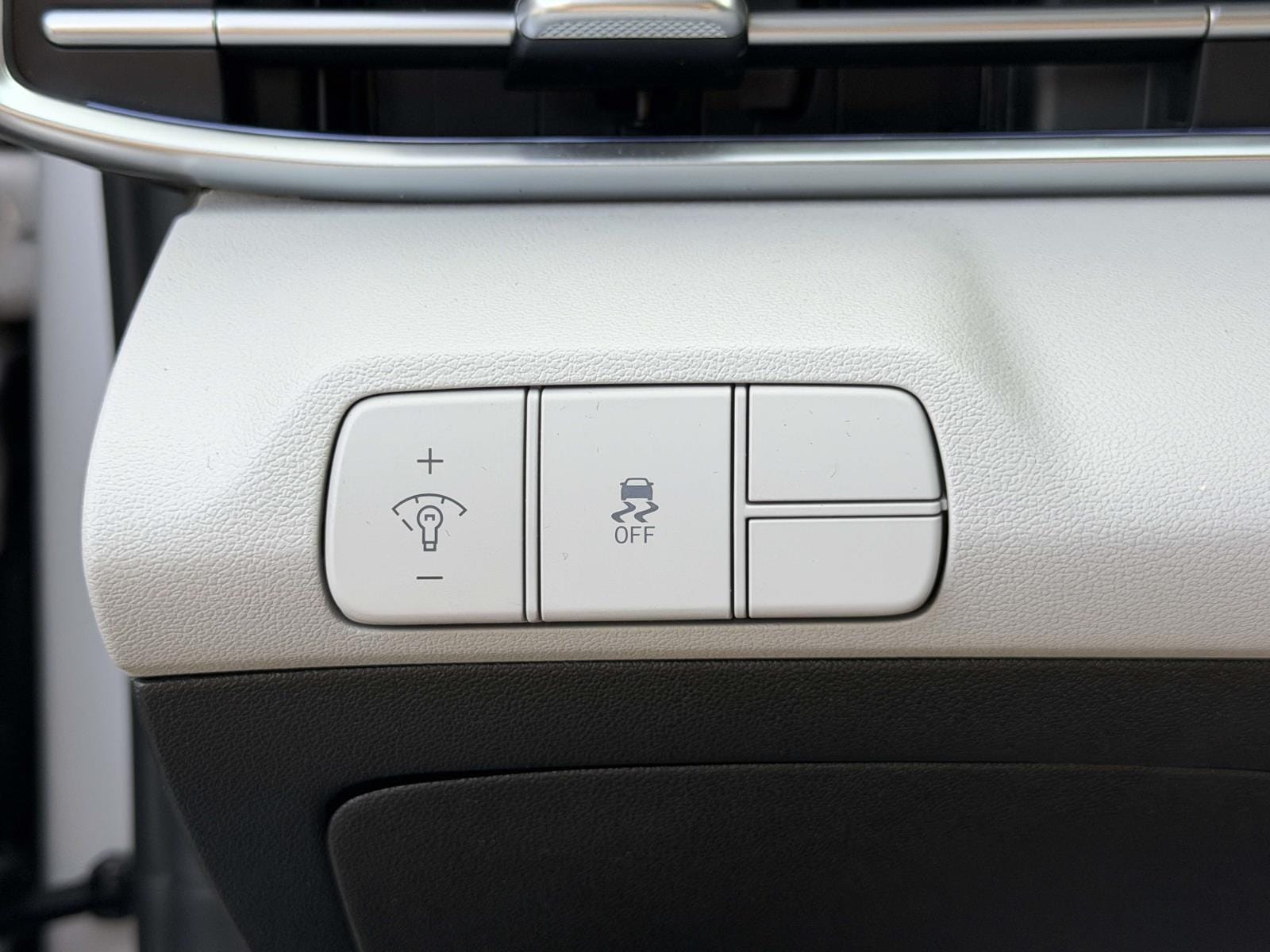 2025 Hyundai Elantra Limited - Photo 22