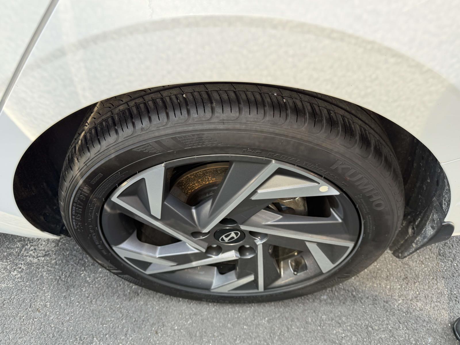 2025 Hyundai Elantra Limited - Photo 9