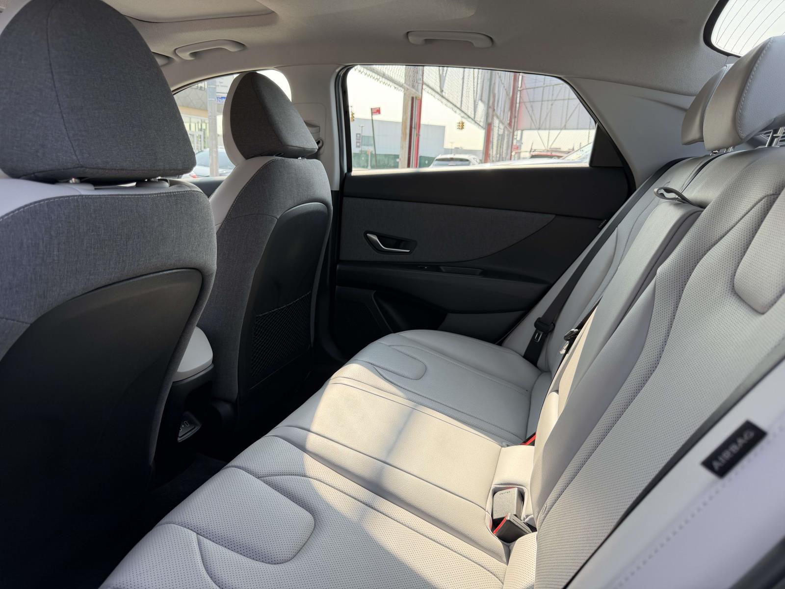 2025 Hyundai Elantra Limited - Photo 13