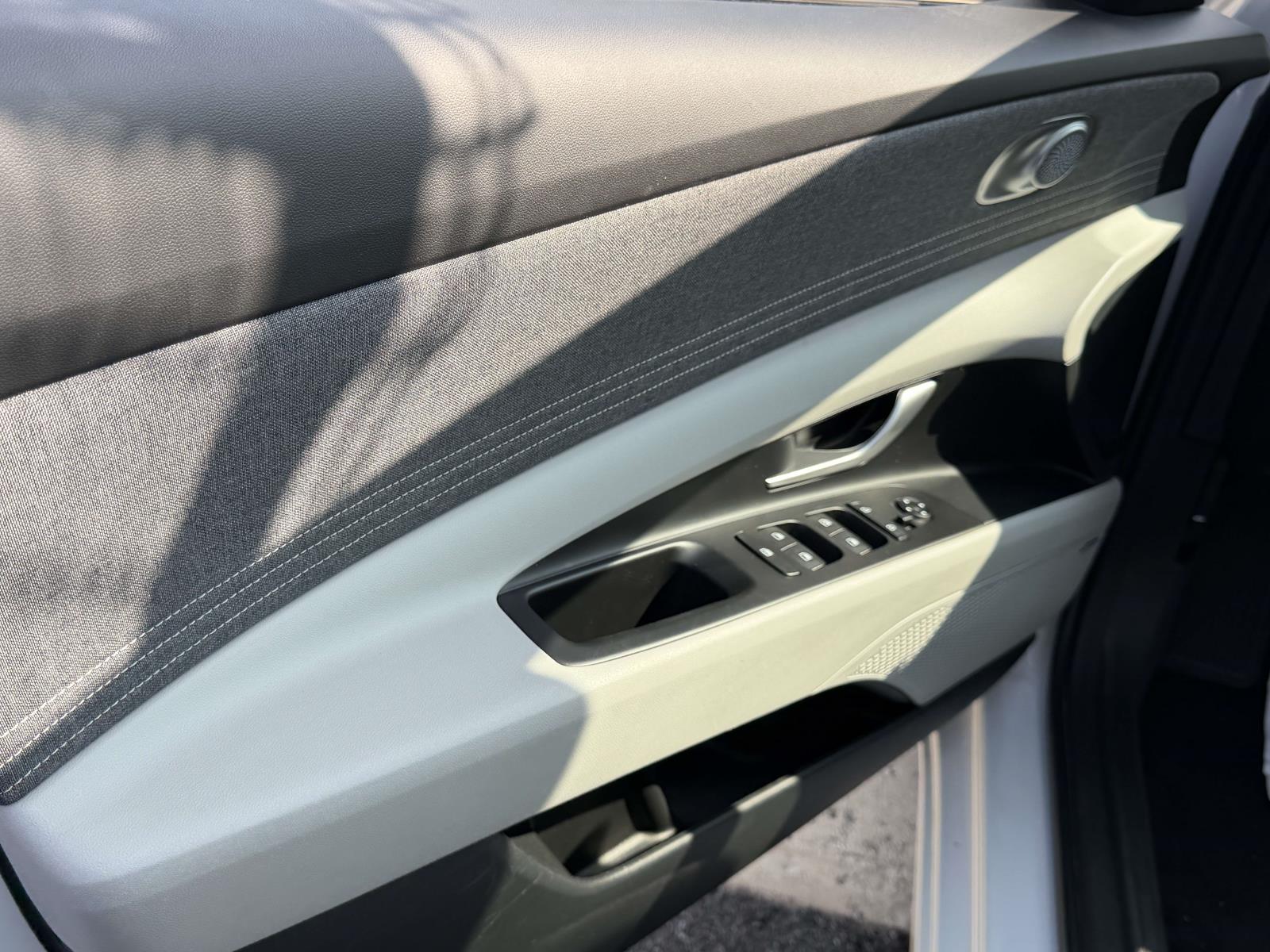 2025 Hyundai Elantra Limited - Photo 16