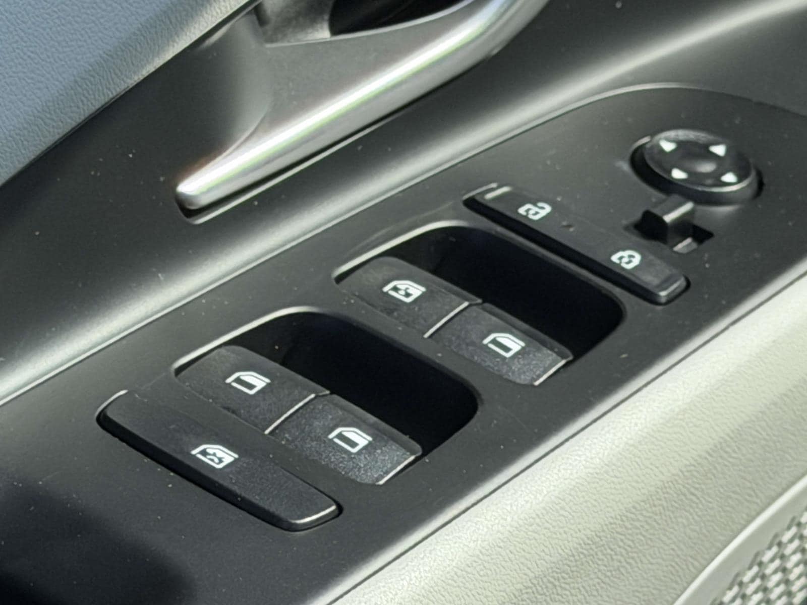 2025 Hyundai Elantra Limited - Photo 17