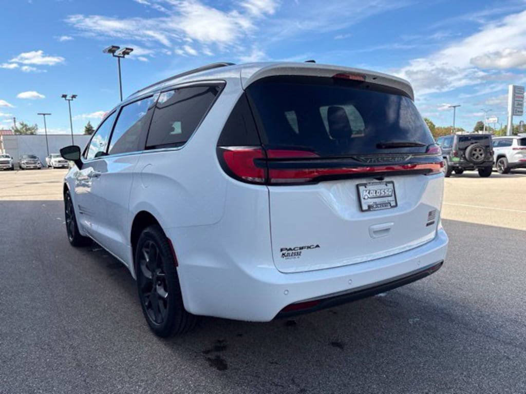 New 2027 Chrysler Pacifica SELECT AWD Passenger Van