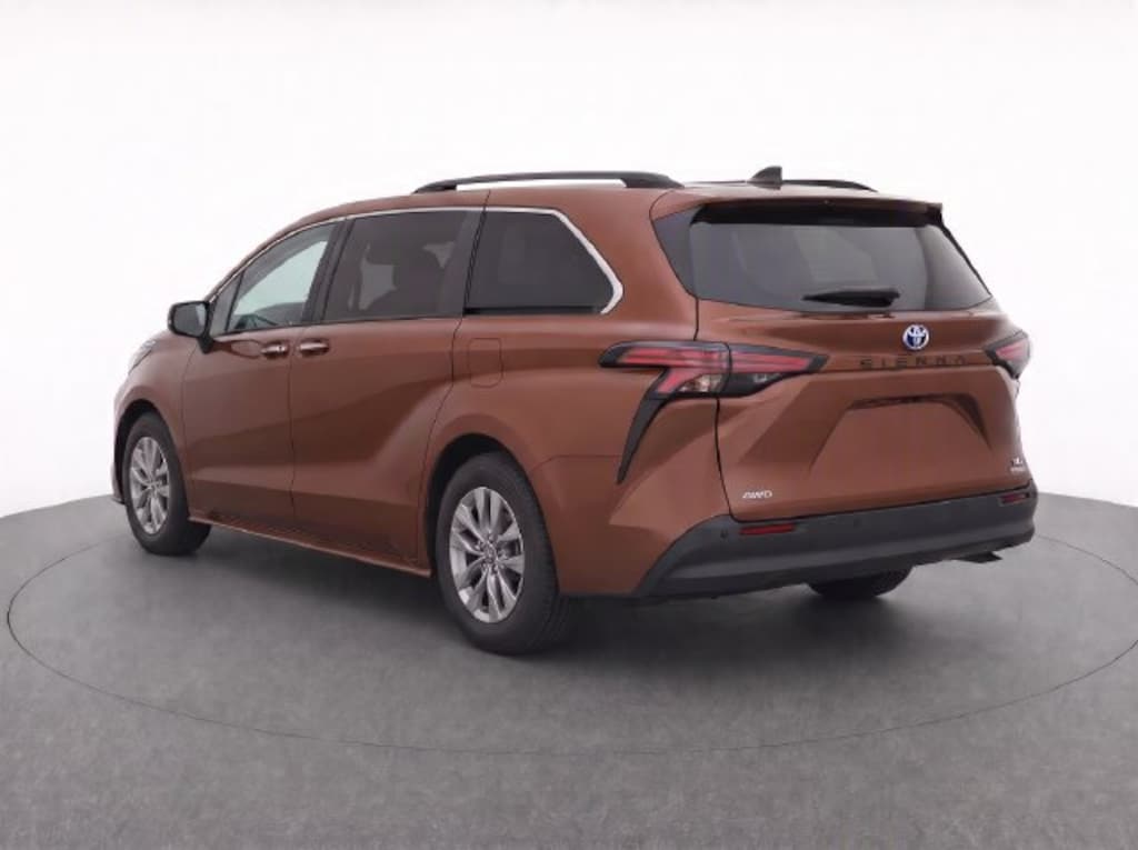 Used 2022 Toyota Sienna XLE Minivan/Van