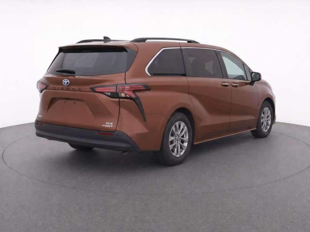 Used 2022 Toyota Sienna XLE Minivan/Van