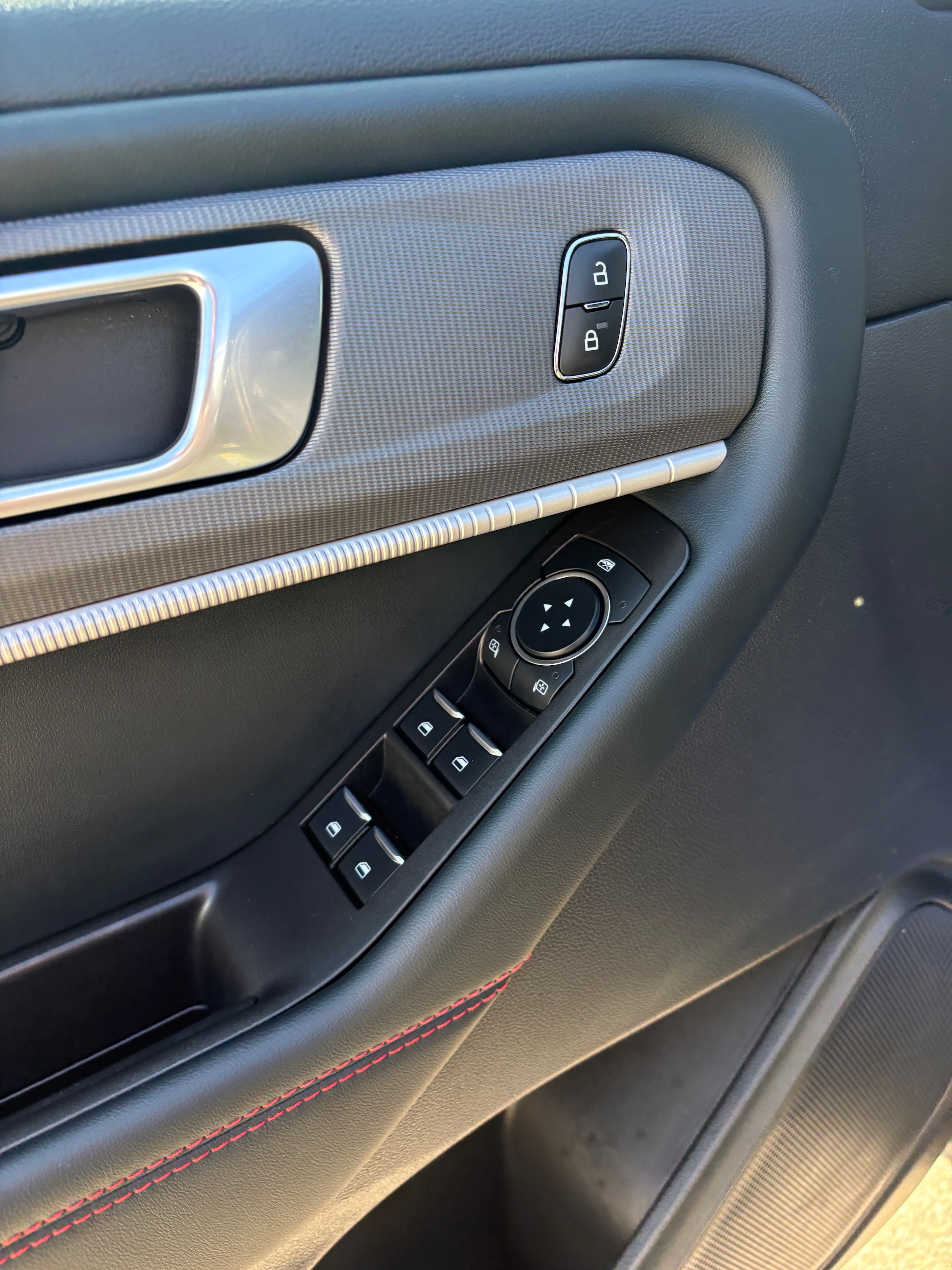 2025 Ford Explorer ST-LINE - Photo 14