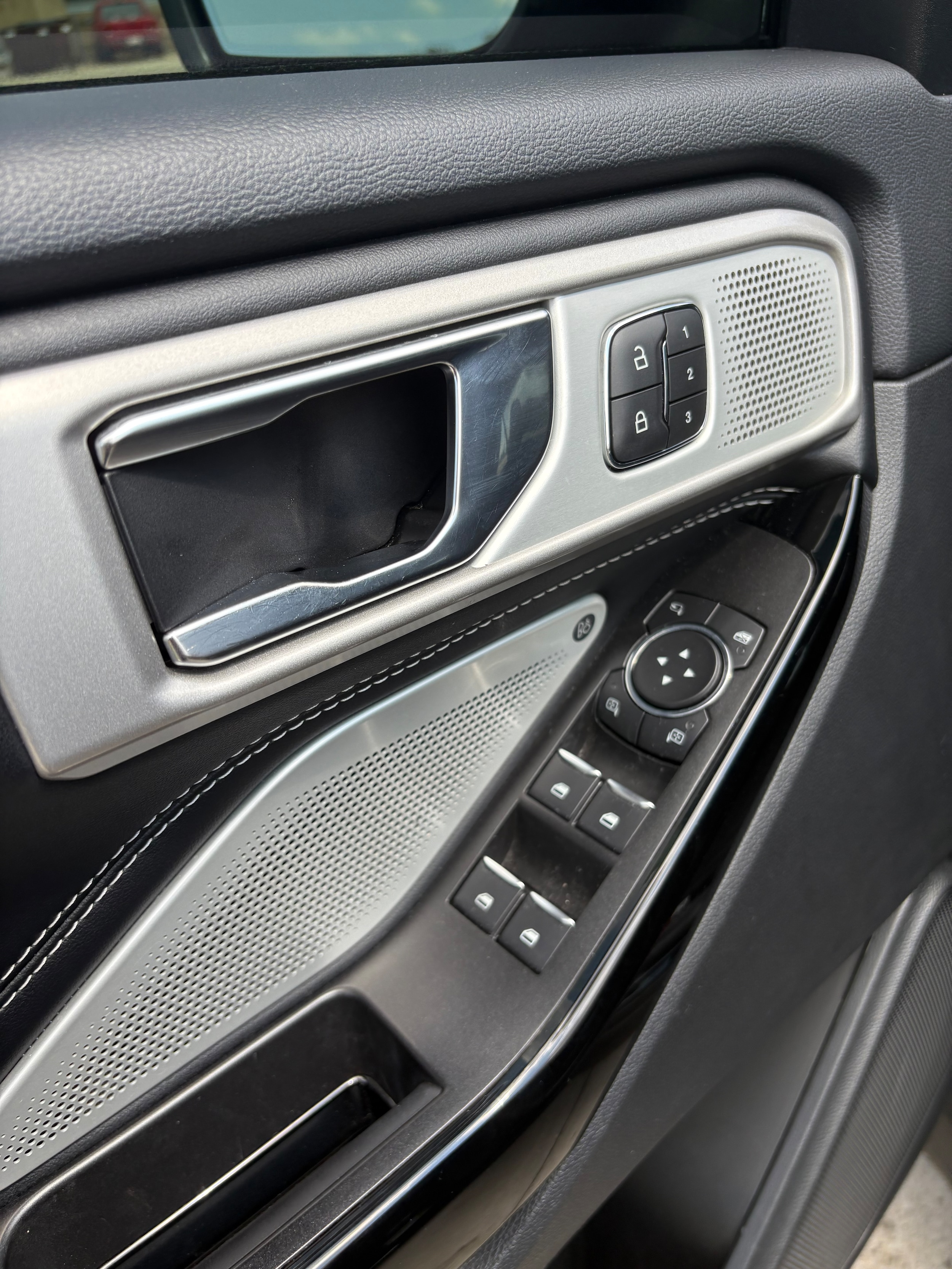 2022 Ford Explorer ST - Photo 14