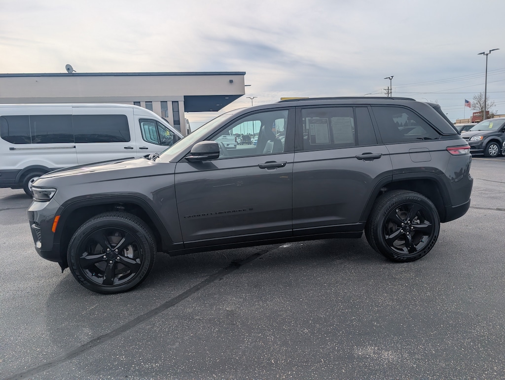 Used 2025 Jeep Grand Cherokee Laredo SUV