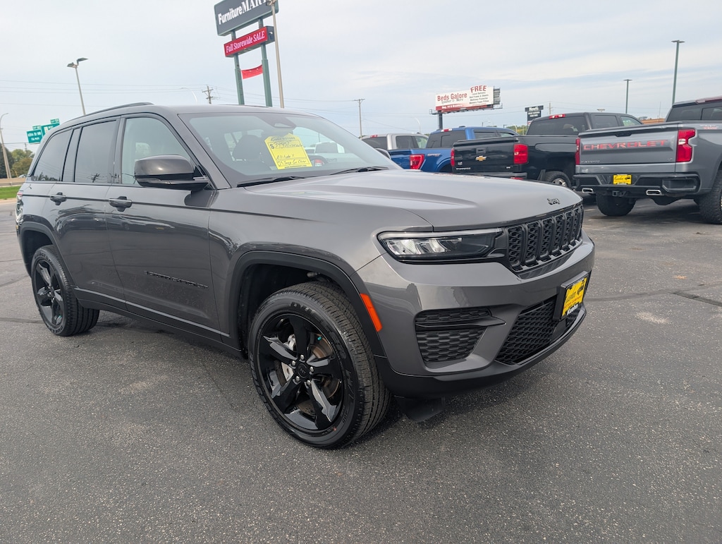 Used 2025 Jeep Grand Cherokee Laredo SUV