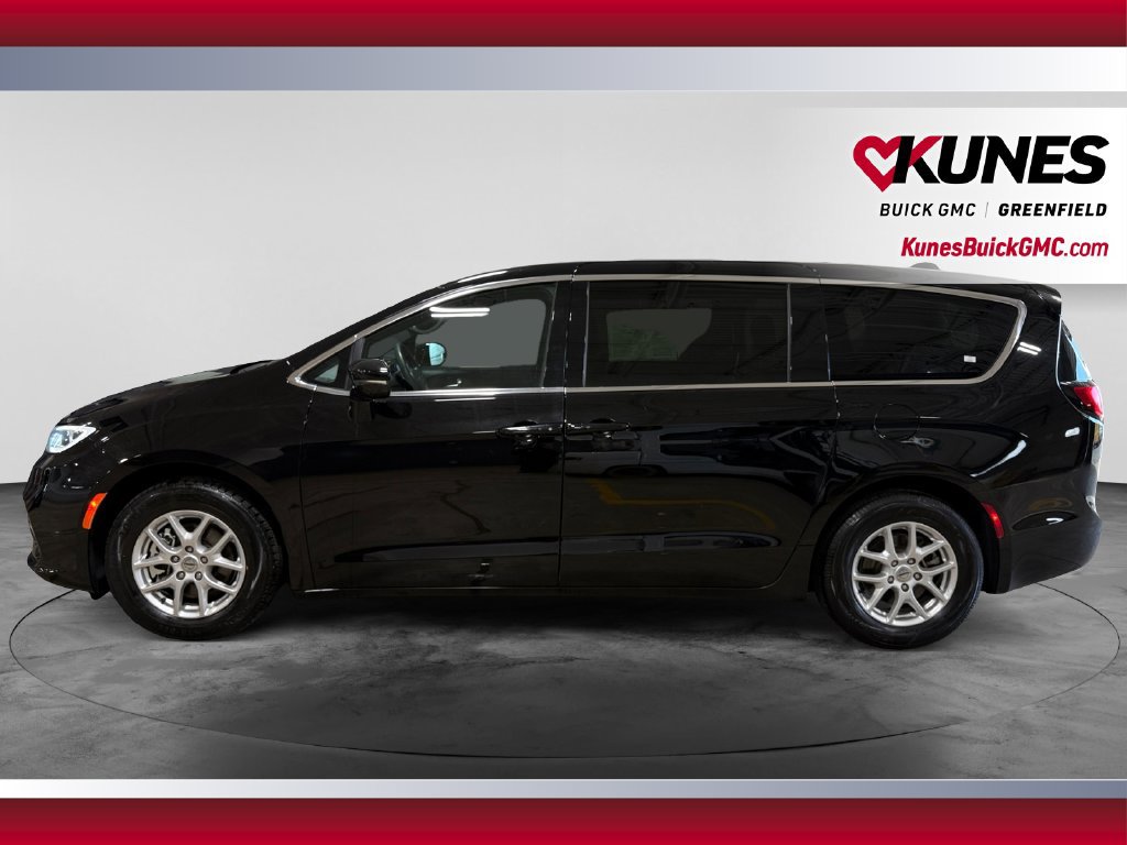 Used 2025 Chrysler Pacifica Select