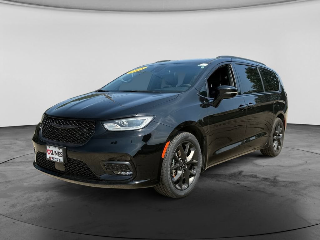 Used 2025 Chrysler Pacifica Limited