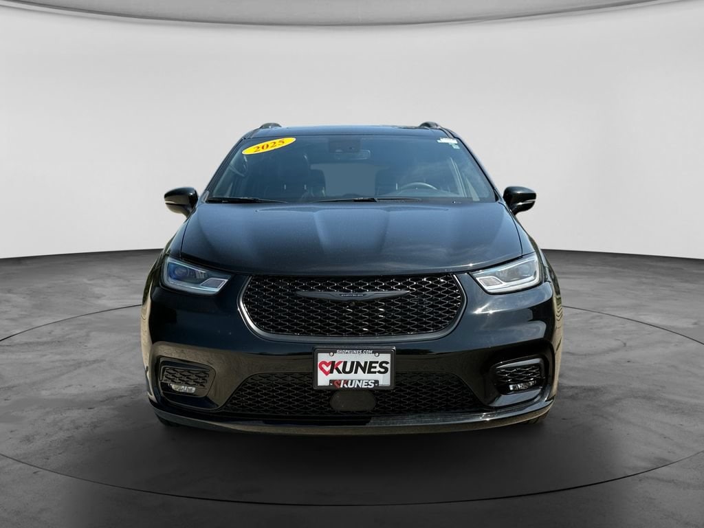 Used 2025 Chrysler Pacifica Limited