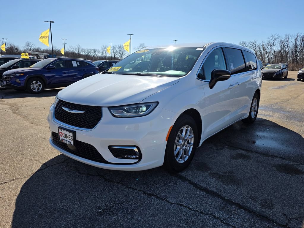 Used 2024 Chrysler Pacifica Touring L