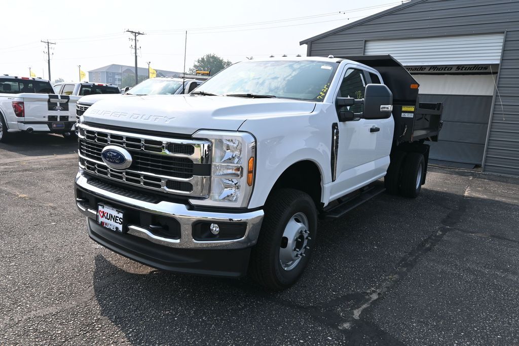 2025 Ford F-350 Super Duty Chassis Cab XL - Photo 2