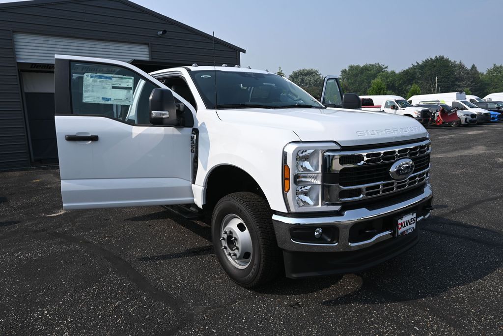 2025 Ford F-350 Super Duty Chassis Cab XL - Photo 28