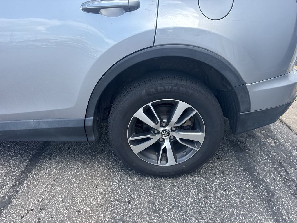 2017 Toyota RAV4 XLE - Photo 9