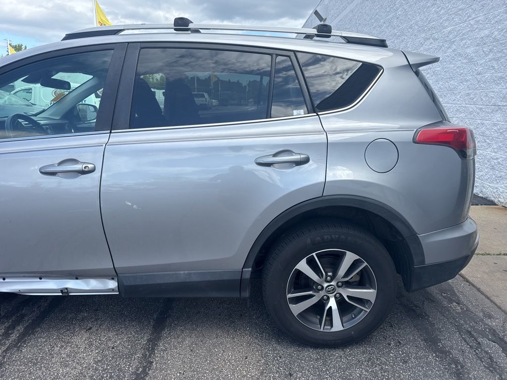 2017 Toyota RAV4 XLE - Photo 8