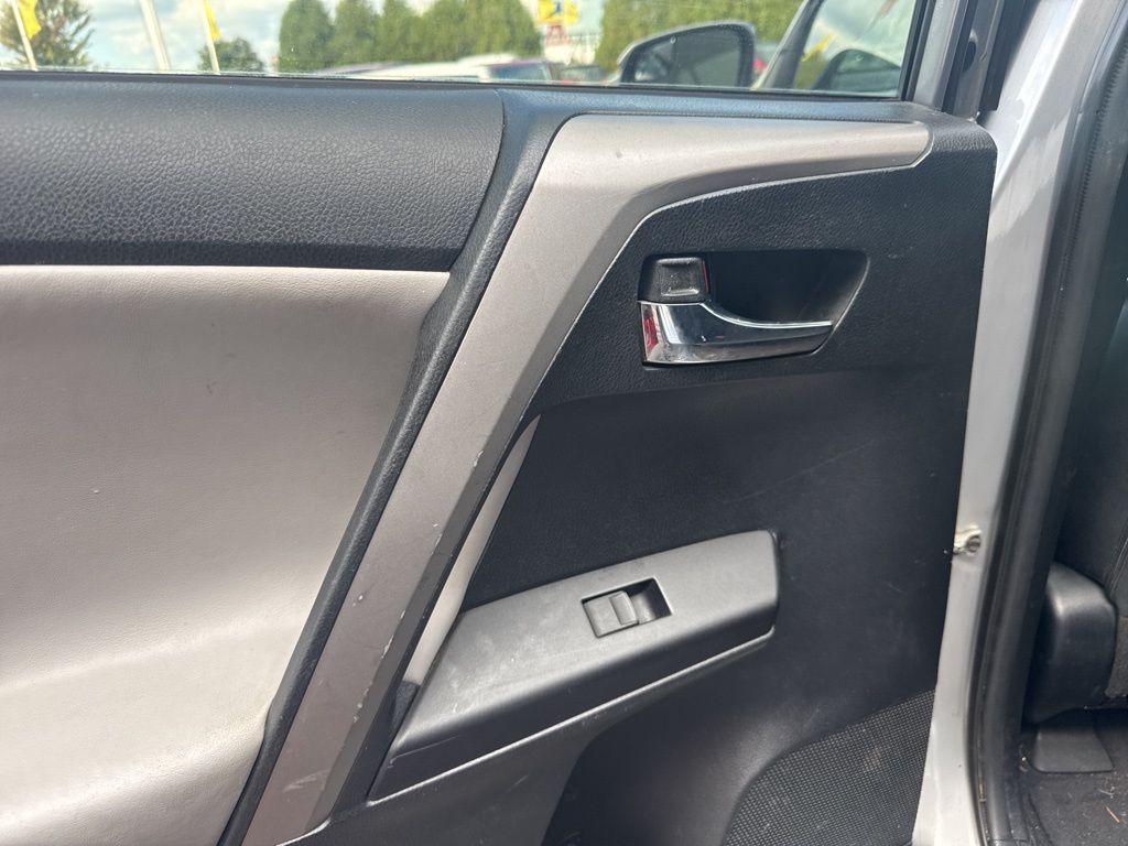 2017 Toyota RAV4 XLE - Photo 24