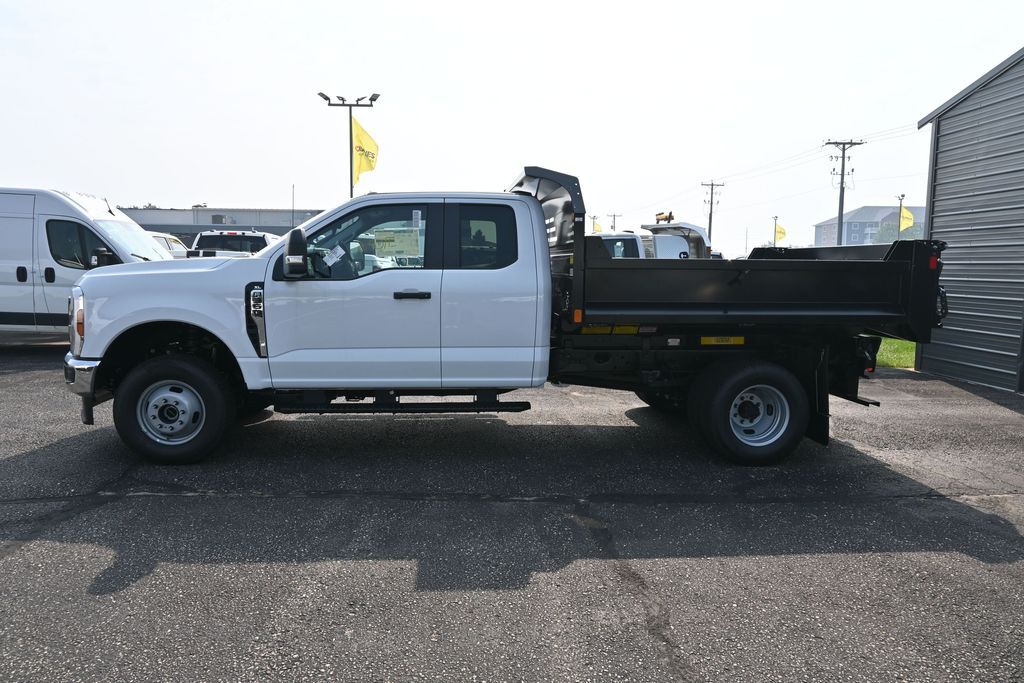 2025 Ford F-350 Super Duty Chassis Cab XL - Photo 5
