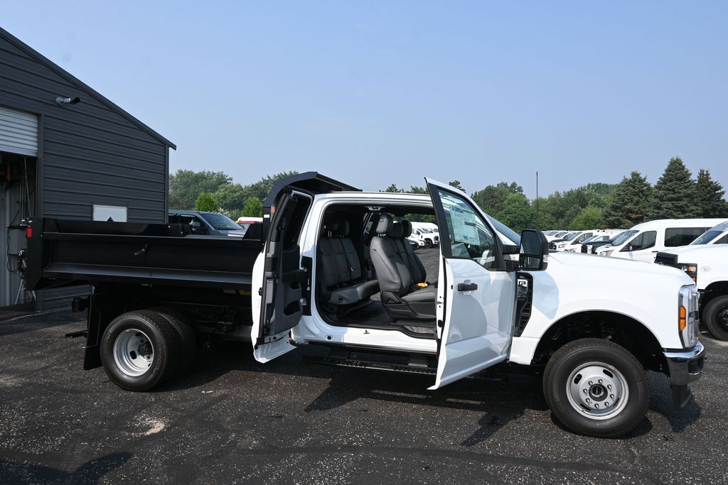 2025 Ford F-350 Super Duty Chassis Cab XL - Photo 26