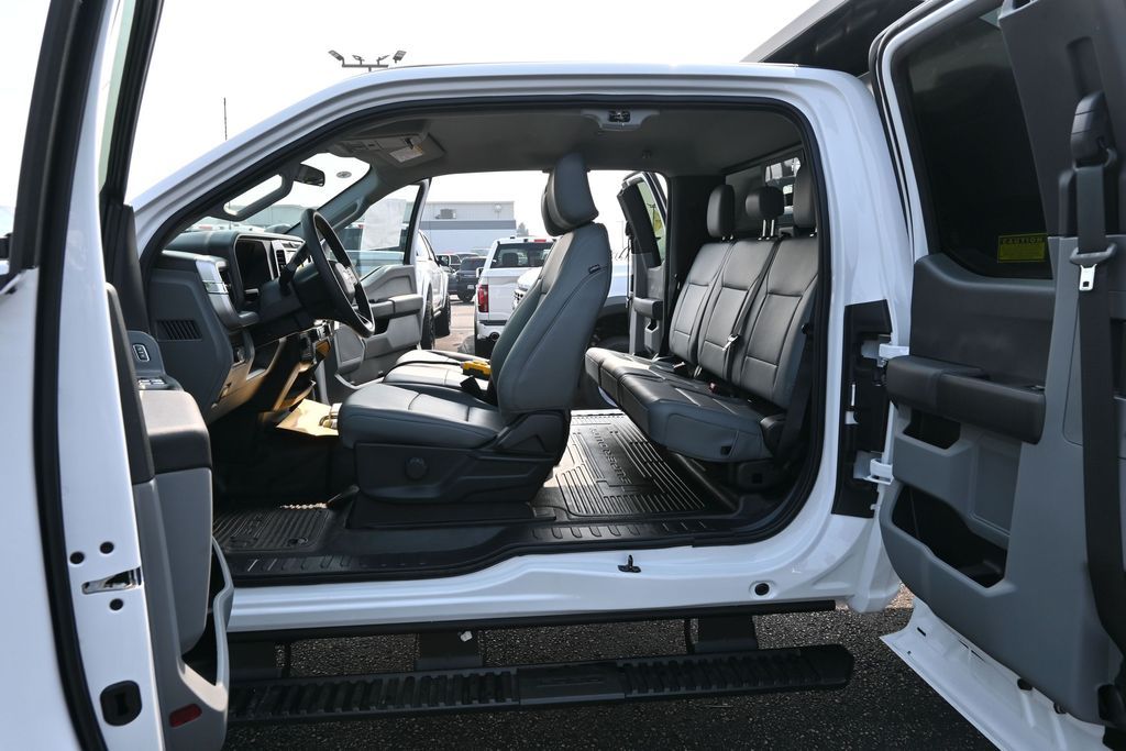 2025 Ford F-350 Super Duty Chassis Cab XL - Photo 23