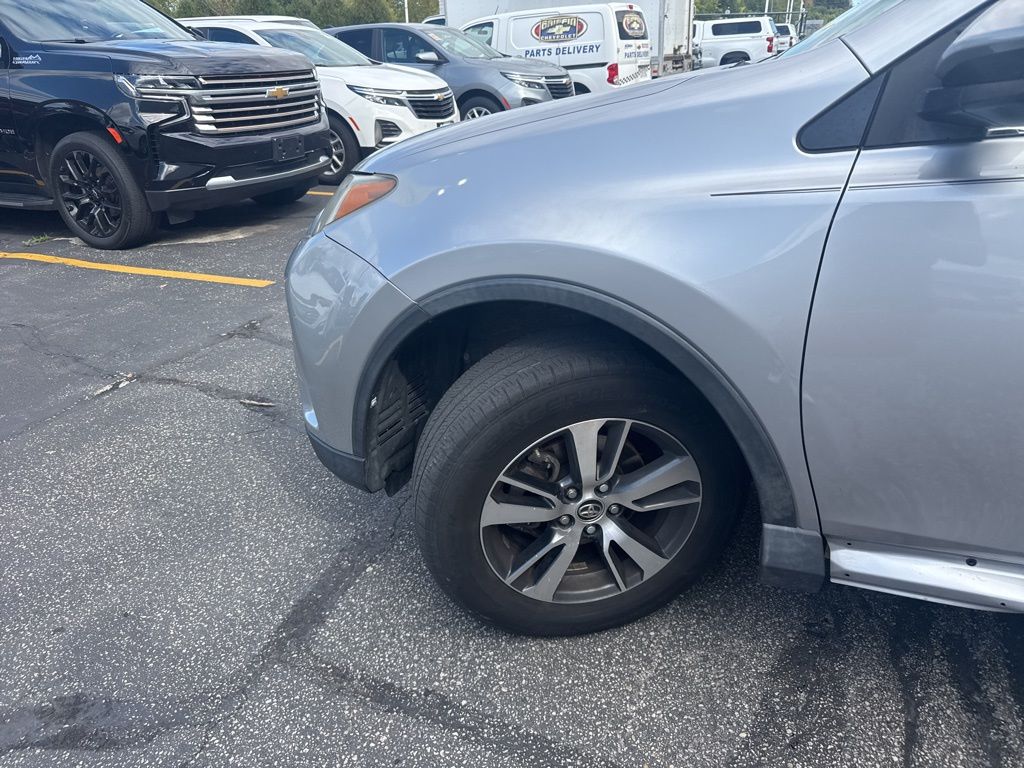 2017 Toyota RAV4 XLE - Photo 6