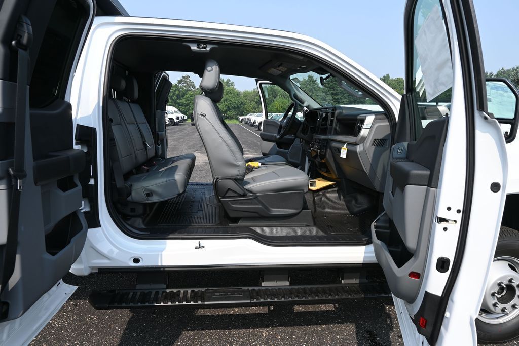 2025 Ford F-350 Super Duty Chassis Cab XL - Photo 27