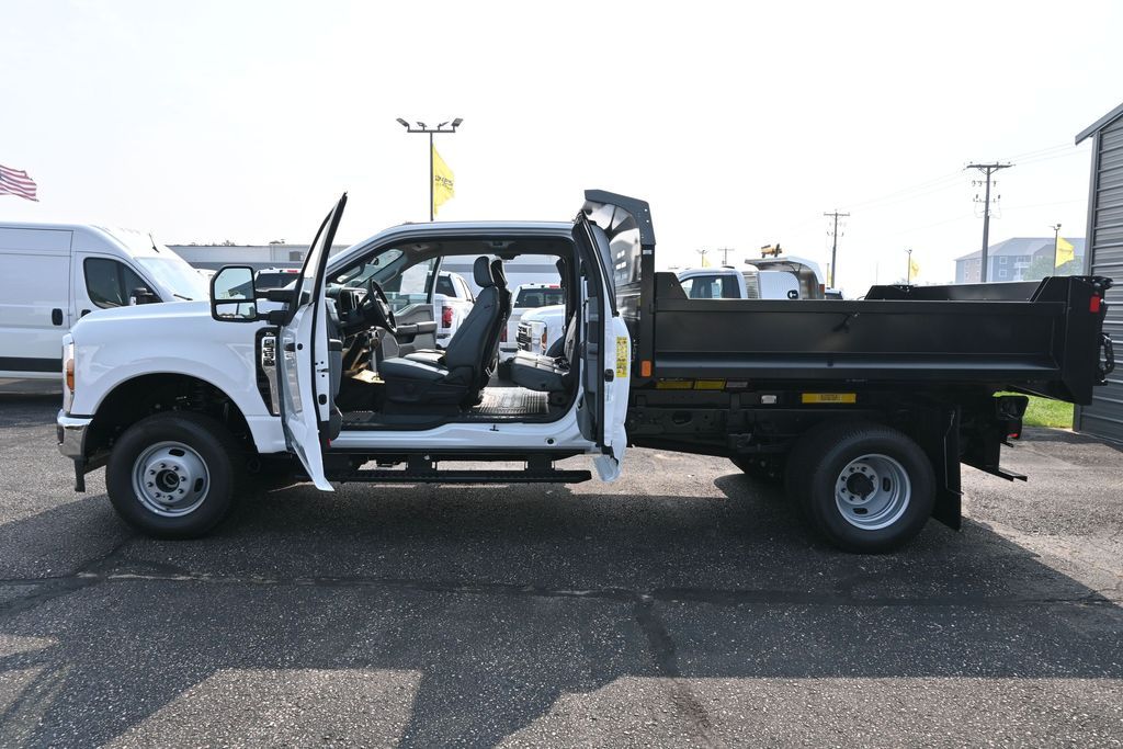 2025 Ford F-350 Super Duty Chassis Cab XL - Photo 22