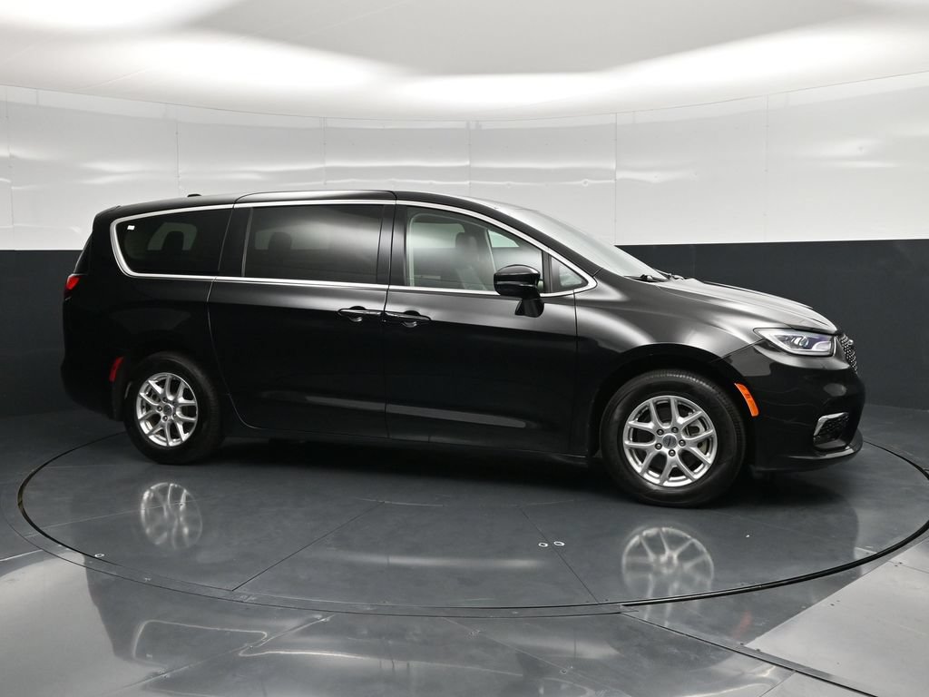 Used 2024 Chrysler Pacifica Touring L Minivan/Van