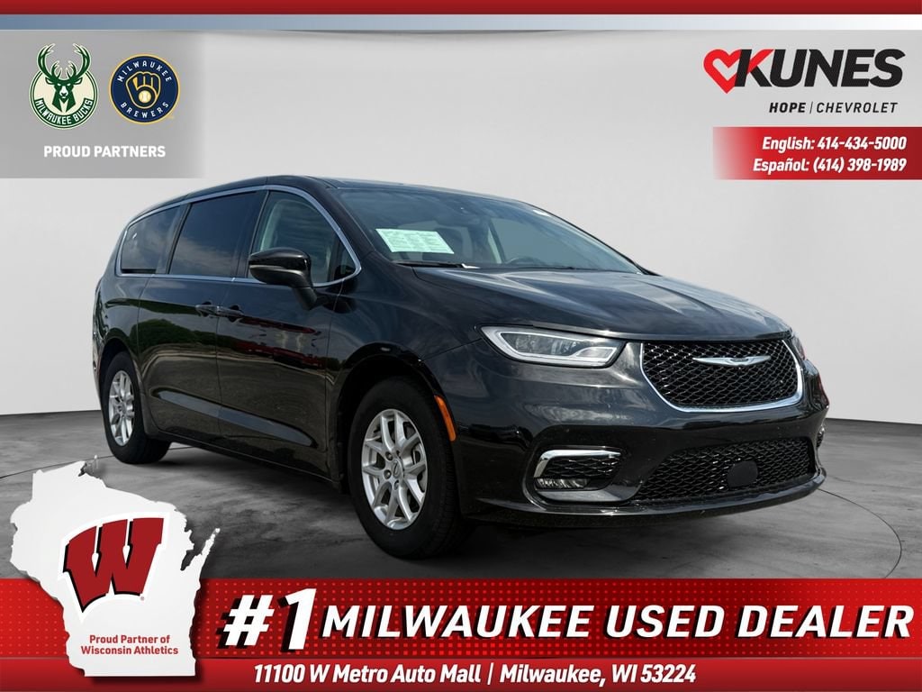Used 2023 Chrysler Pacifica Touring L