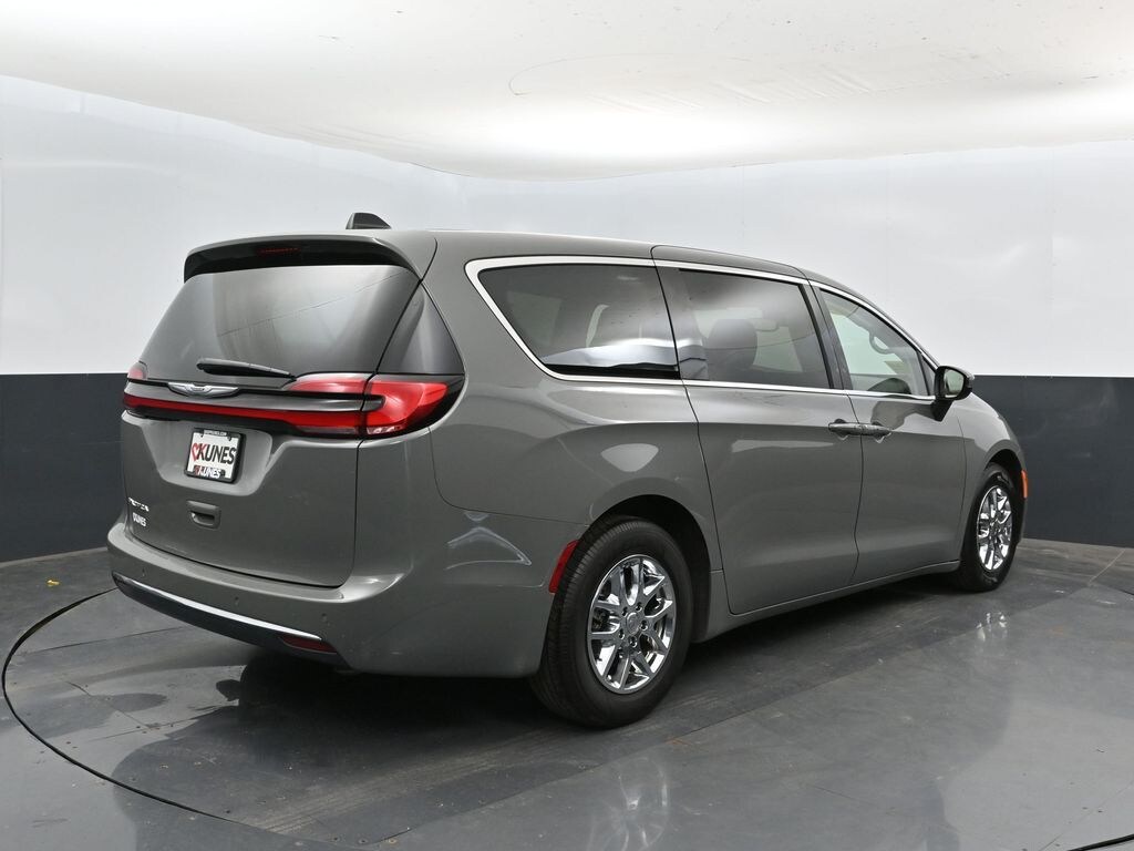 Used 2023 Chrysler Pacifica Touring L Van Passenger Van
