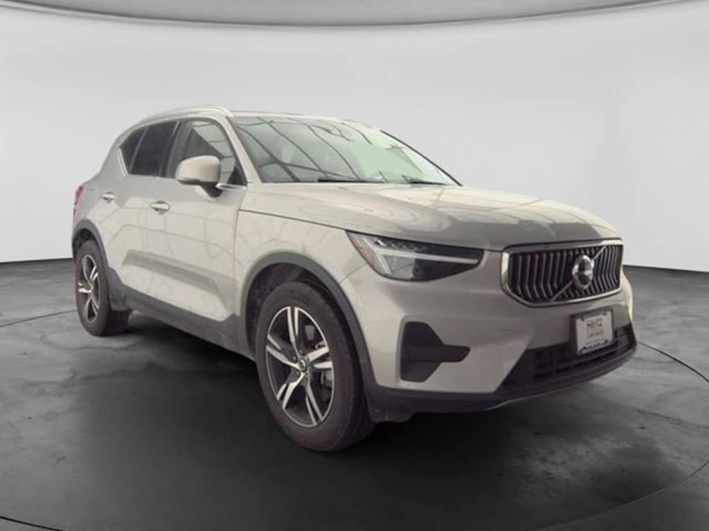 Used 2024 Volvo XC40 B5 Core SUV