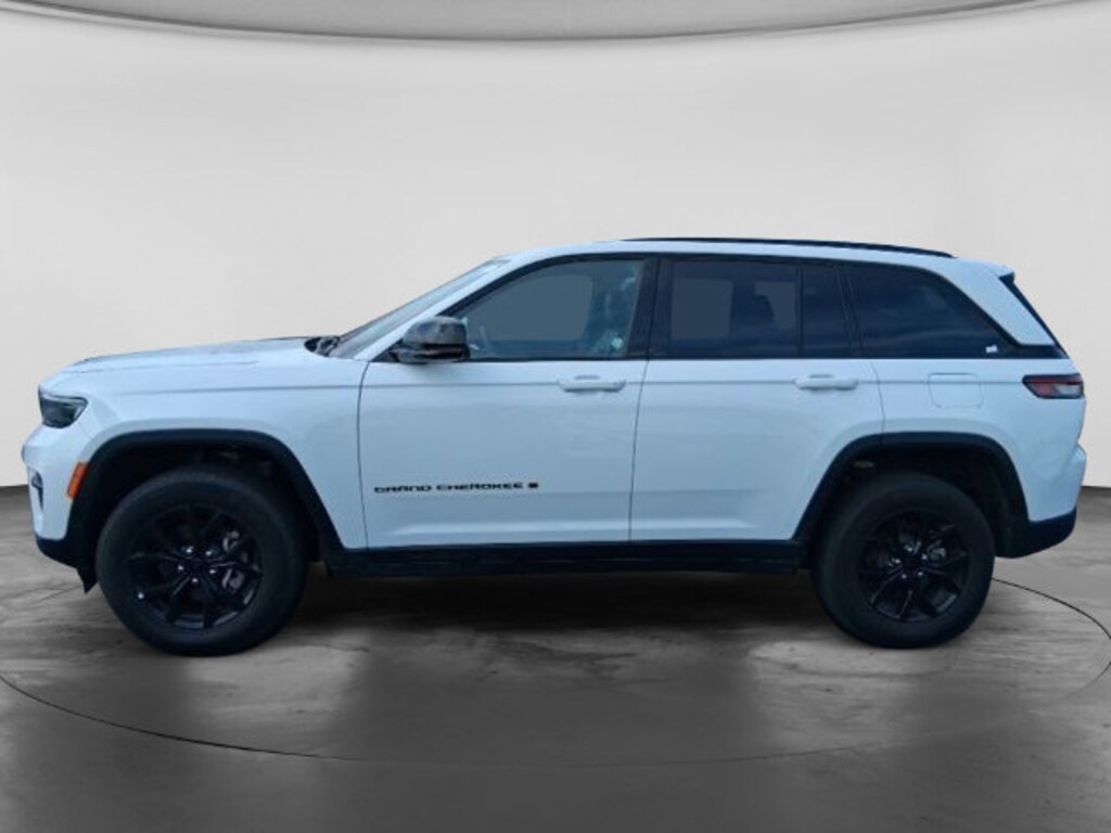 Used 2025 Jeep Grand Cherokee Laredo SUV