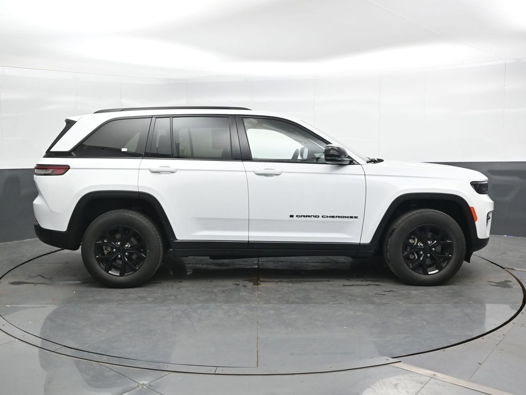 Used 2025 Jeep Grand Cherokee Altitude SUV