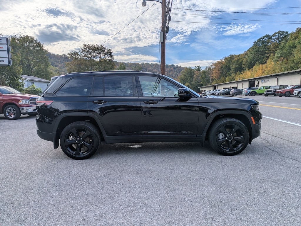 Used 2023 Jeep Grand Cherokee Limited 4X4 SUV