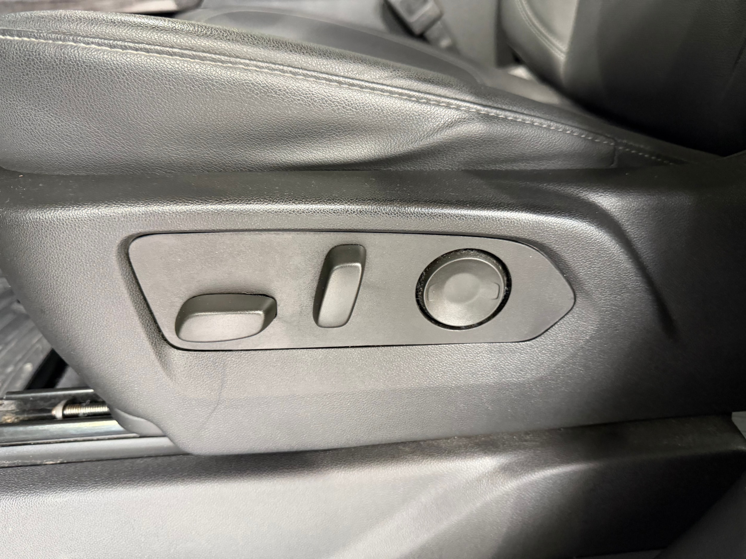 2025 Chevrolet Silverado 1500 LTZ - Photo 14