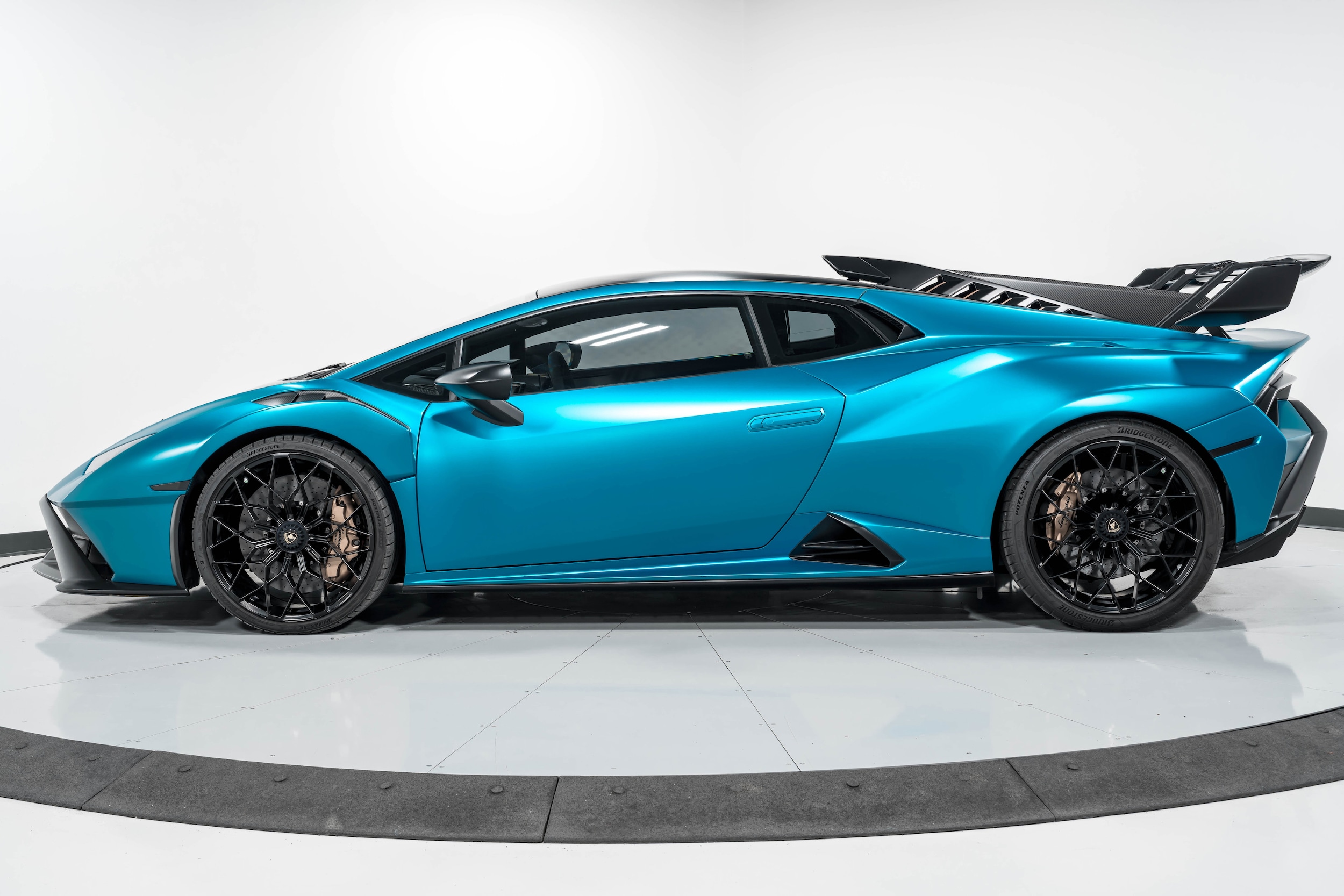 2022 Lamborghini Huracan STO - Photo 6