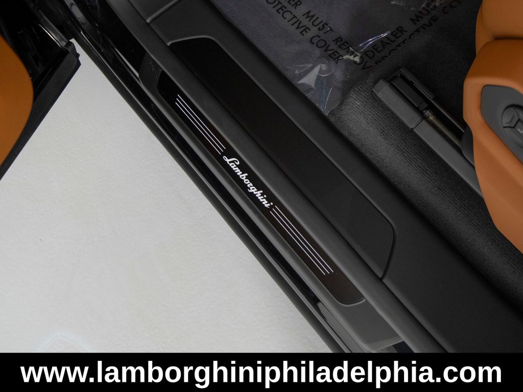 2025 Lamborghini Urus SE - Photo 15