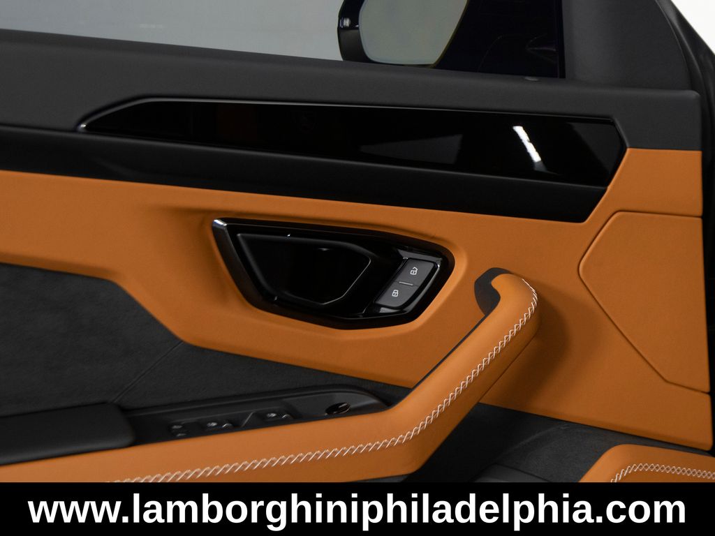 2025 Lamborghini Urus SE - Photo 13