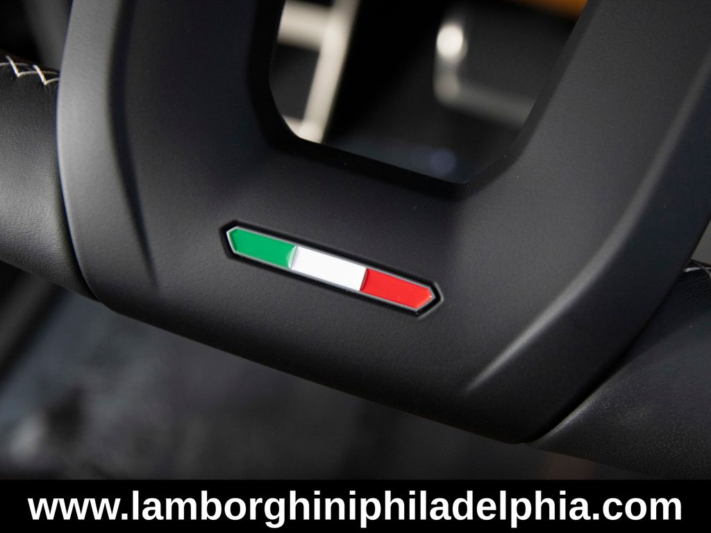 2025 Lamborghini Urus SE - Photo 17