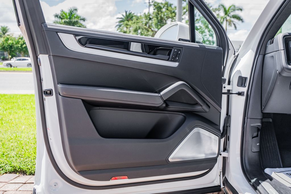 2025 Porsche Cayenne Turbo E-Hybrid - Photo 16