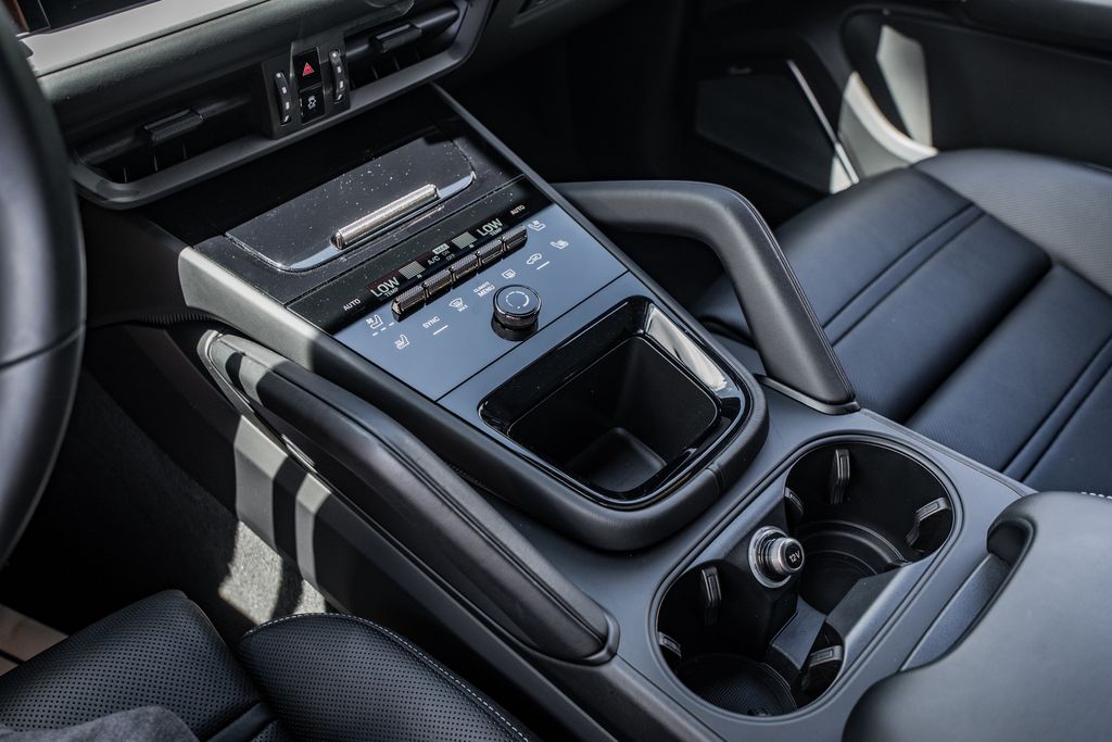 2025 Porsche Cayenne Turbo E-Hybrid - Photo 27